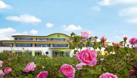 PRIMAVERA Gebäude mit Rosengarten