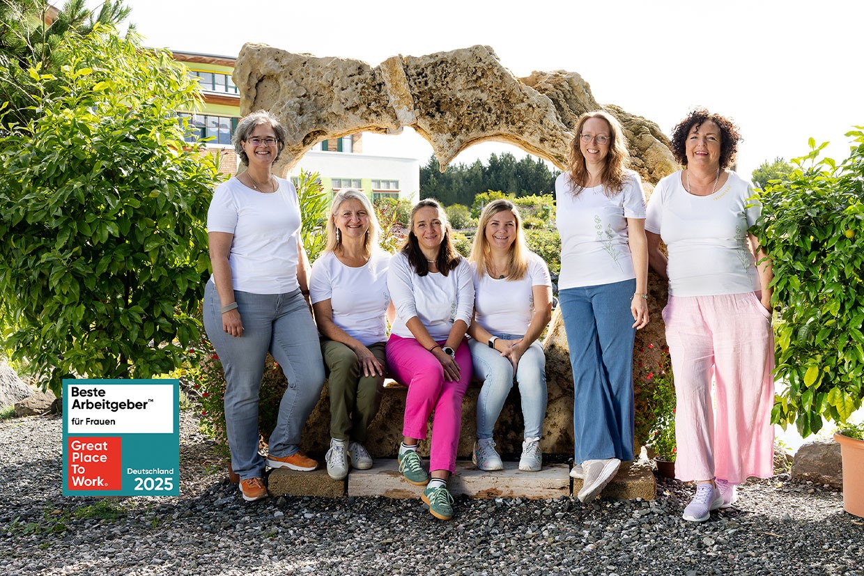 Gruppenbild mit Frauen im PRIMAVERA Garten und dem Auszeichnungslogo von den Besten Arbeitgebern für Frauen