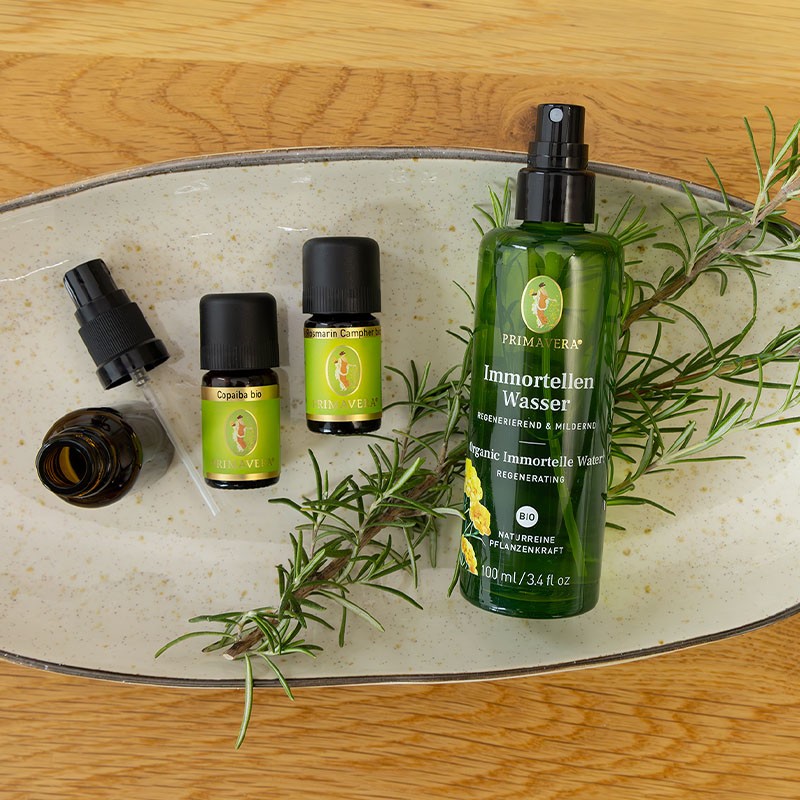 Zutaten für ein DIY‑Gelenkspray mit Copaiba, Rosmarin Campher und Immortellenwasser.