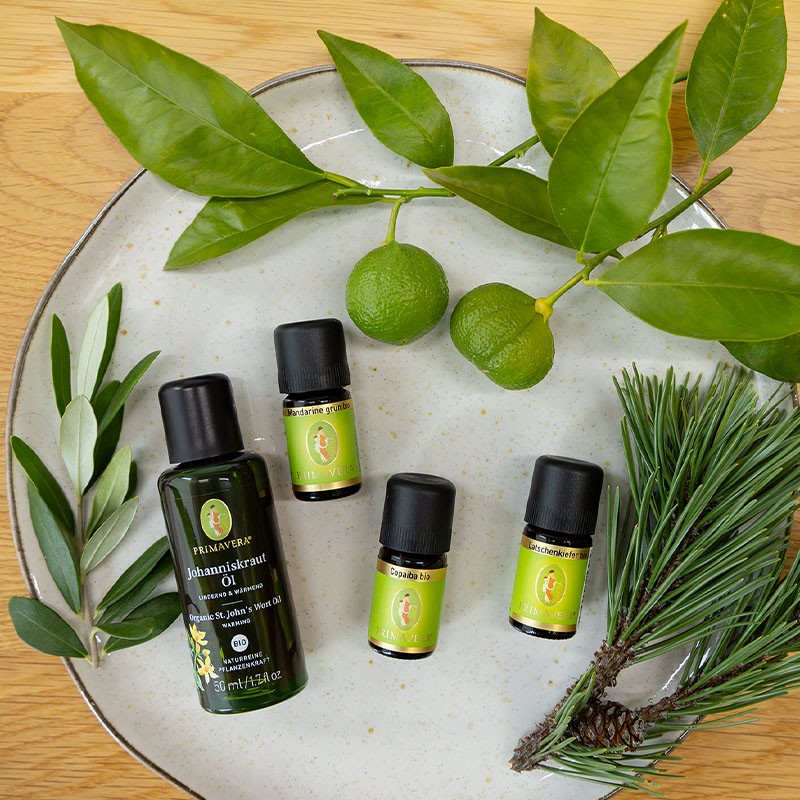 Zutaten für ein selbstgemischtes Gelenkmassageöl mit Copaiba, Mandarine und Latschenkiefer.