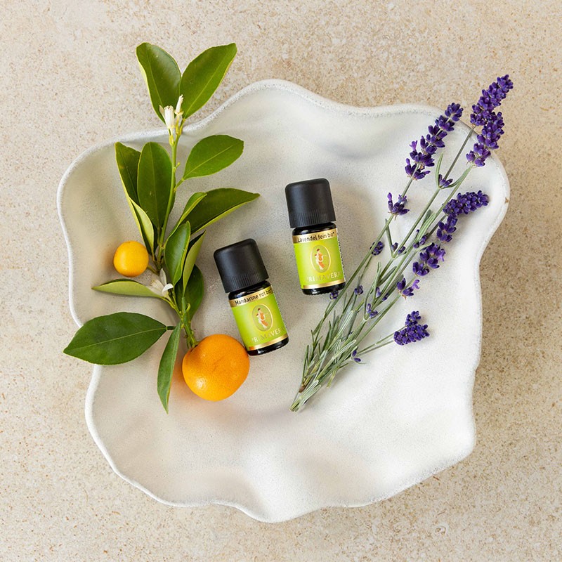 Mandarine rot bio und Lavendel fein bio verziert auf einem Teller mit Mandarinen und Lavendel.