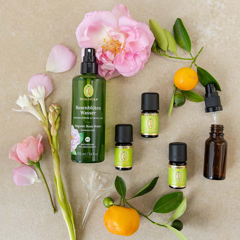 Rosenwasser, verschiedene ätherische Öle, als Hintergrund Blüten und Pflanzen