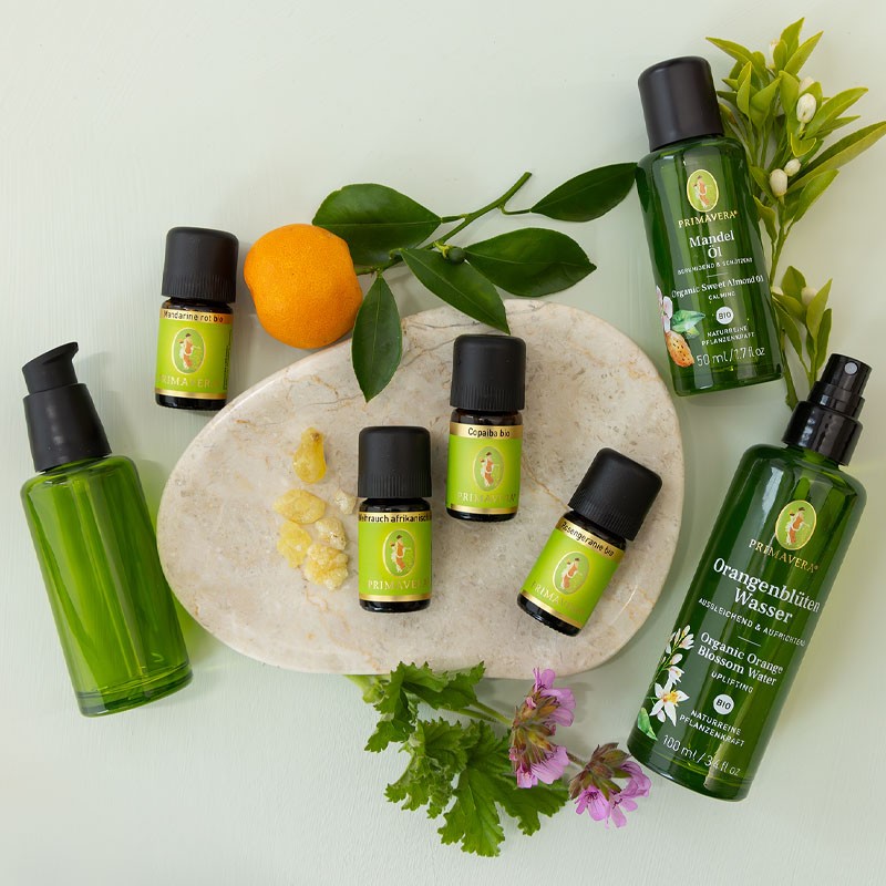 Zutaten für eine DIY‑Schüttelemulsion mit Copaiba, Weihrauch, Rosengeranie und Orangenblütenwasser.