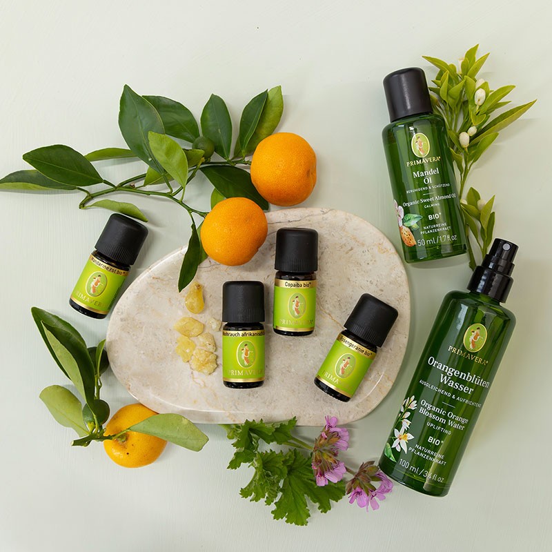 Zutaten für eine DIY‑Schüttelemulsion mit Copaiba, Weihrauch, Rosengeranie und Orangenblütenwasser.