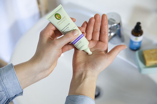 Schritt 3: Hände pflegen