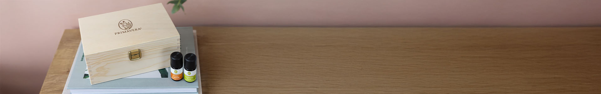 Eine Aroma Zubehör Duftbox steht neben Duftmischungen auf einem Regal